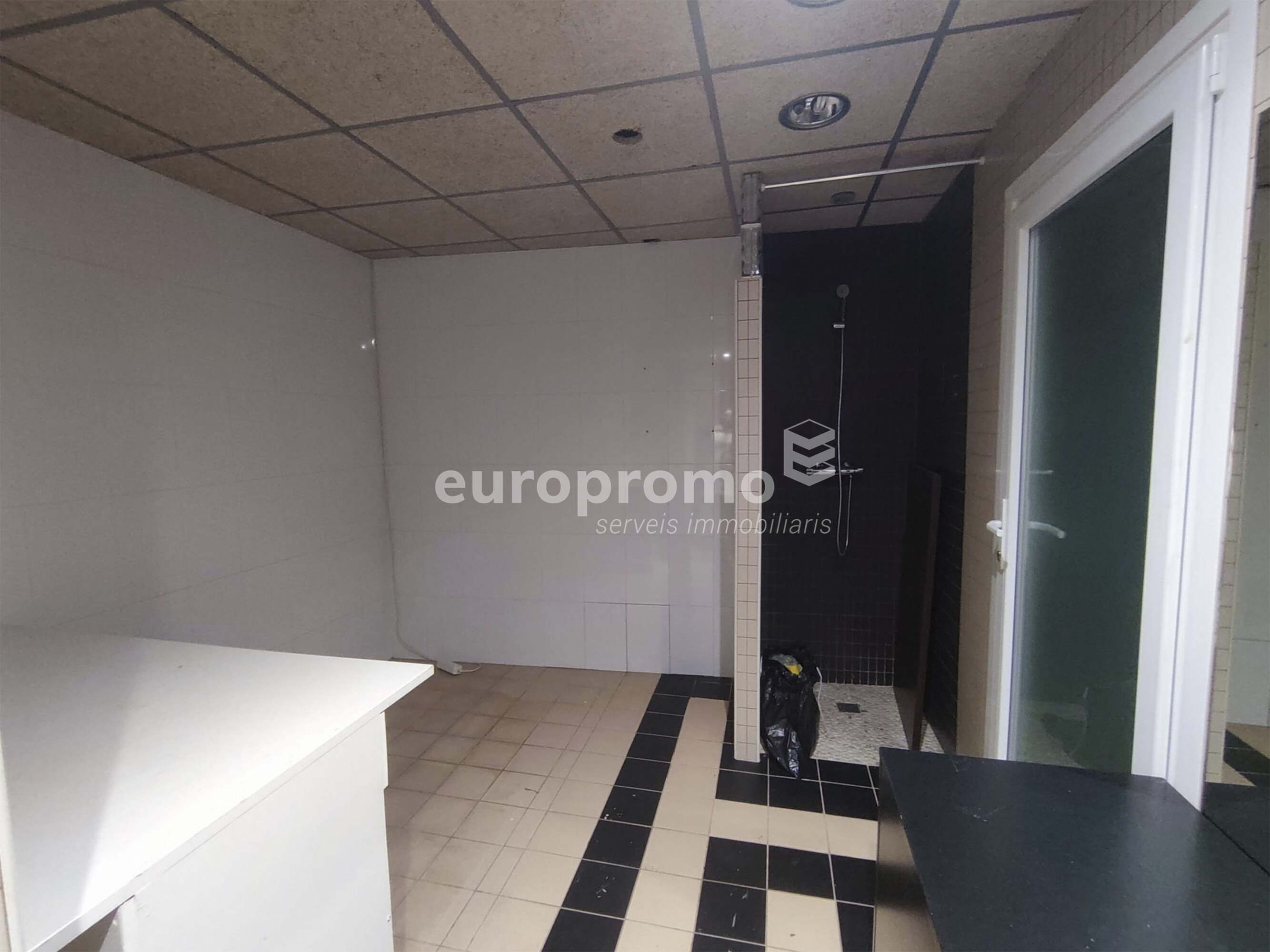 Local comercial de 116 m2 a la zona de l'Eixample!